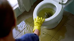 Jednoduchý nový trik s lahví vás zbaví ucpání kanalizace bez chemikálií a zbytečných nákladů.