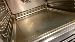 Čistá nerezová trouba připravená na pečení, detail vnitřního prostoru trouby